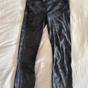 Lululemon pace rival crop in camo size 4